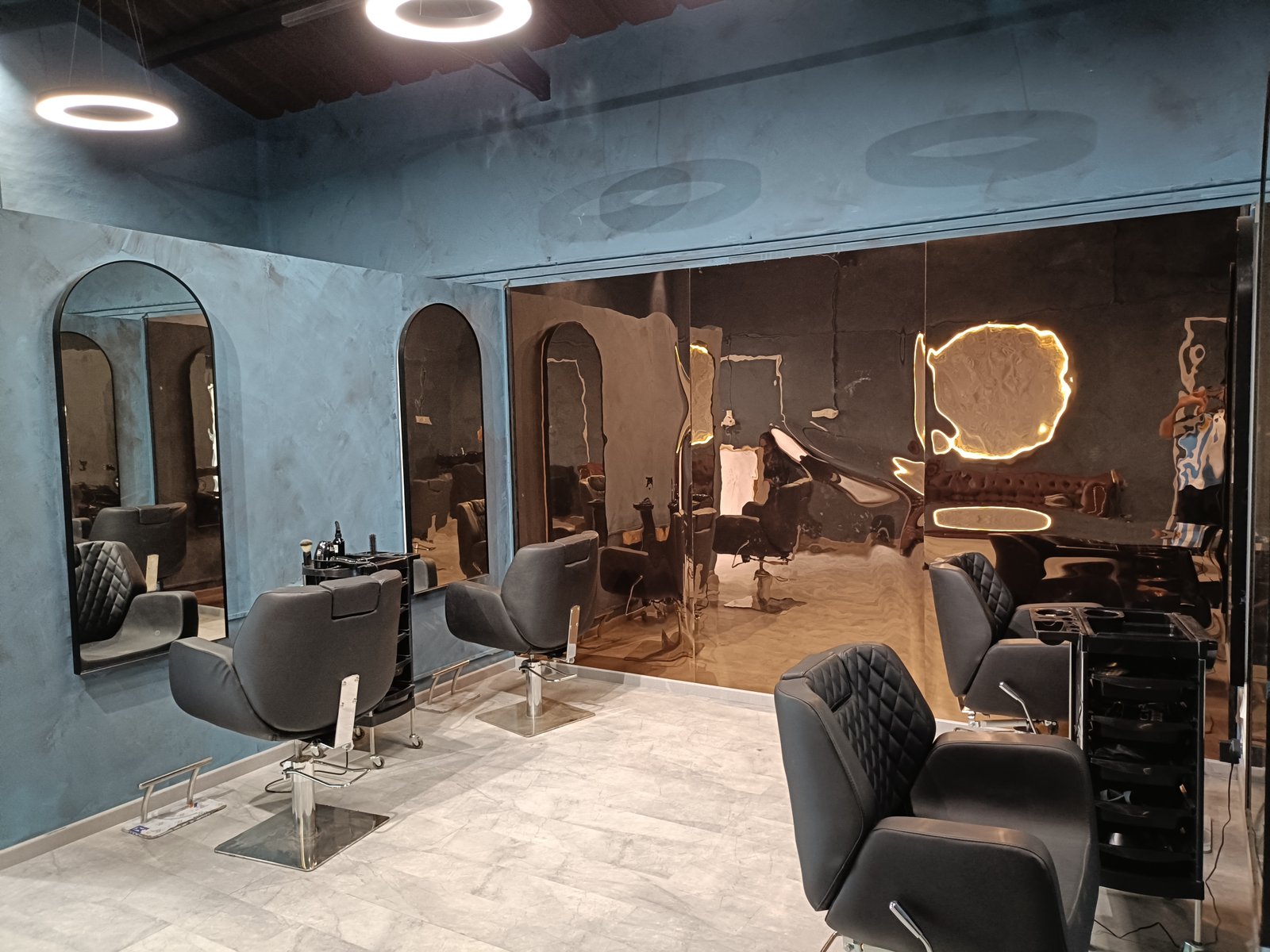 Luna Salon – Styling chairs and mirror wall