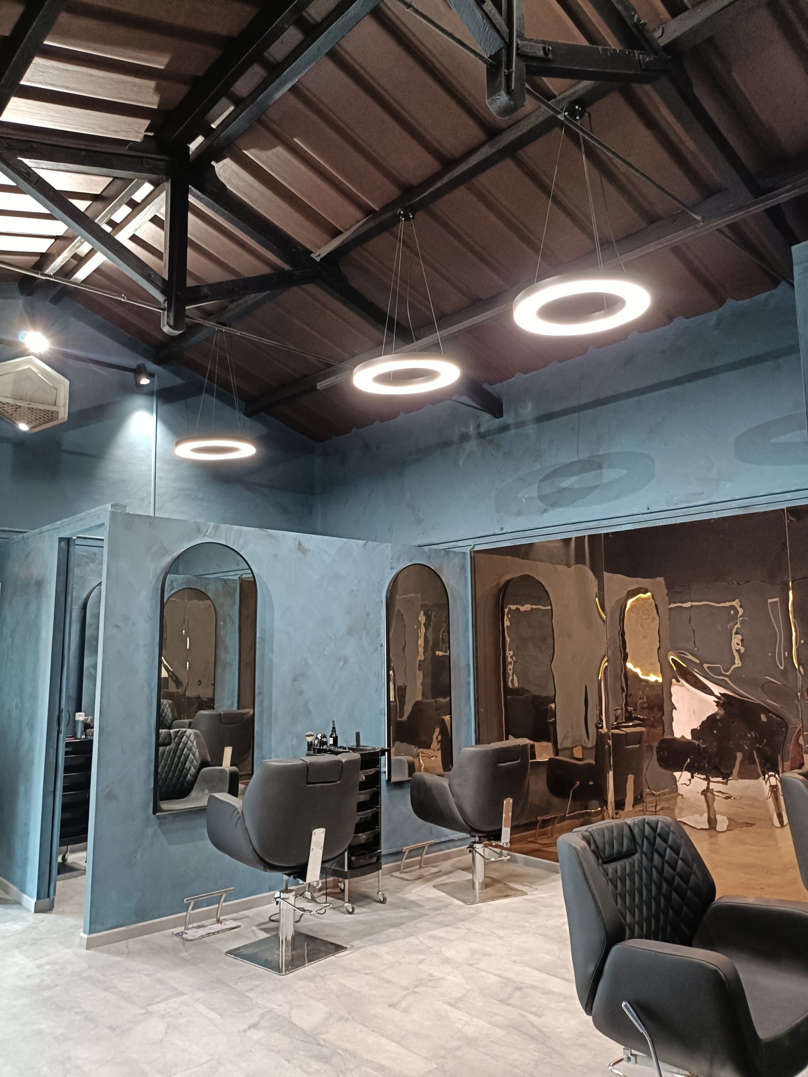 Luna Salon – Halo ring lights above styling chairs